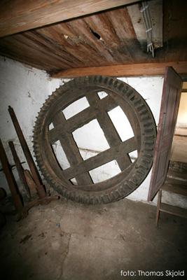 IMG_9232.jpg - Gravhjulet fra dengang, der var vandhjul på Dorf mølle, står lænet op ad væggen i kælderen.