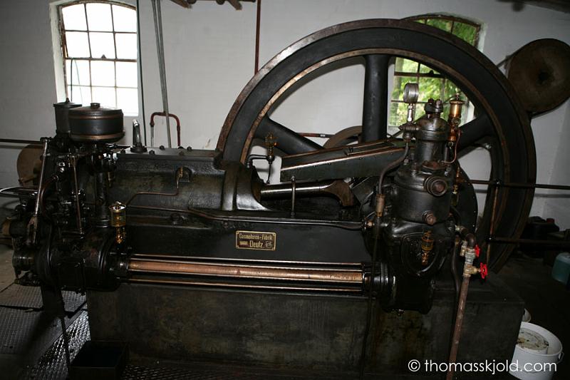 IMG_5780.jpg - Sillerup Mølle fik dieselmotor i 1927. Den er stadig funktionsdygtig og skinner flot og nypudset.