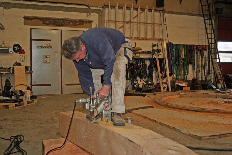 IMG_4786.jpg - Der udstemmes taphuller i tømmeret til Fejø Mølles hat.