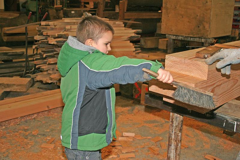 IMG_4793.jpg - Lille Kacper går til hånde med fejekosten.