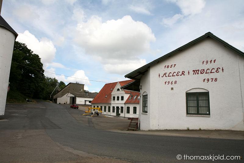 IMG_5556.jpg - Aller mølle kendes i skriftlige kilder helt tilbage til 1500-tallet. Den har været brædt flere gange - således også i 1911 og 1968. Efter den sidste brand blev møllen ombygget til drift ved elektricitet.