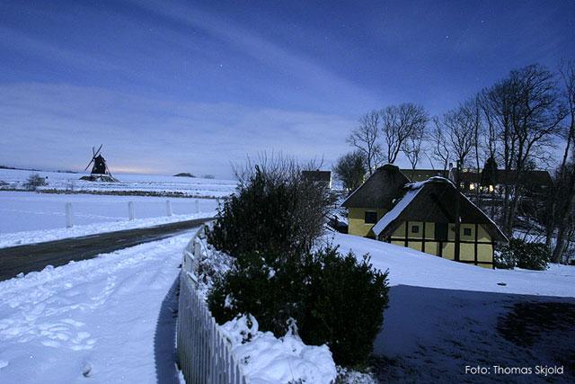 dorf_moelle_vinter2006_2.jpg - Dorf Mølle i vinterdragt. Forrest vandmøllen og i baggrunden vindmøllen.