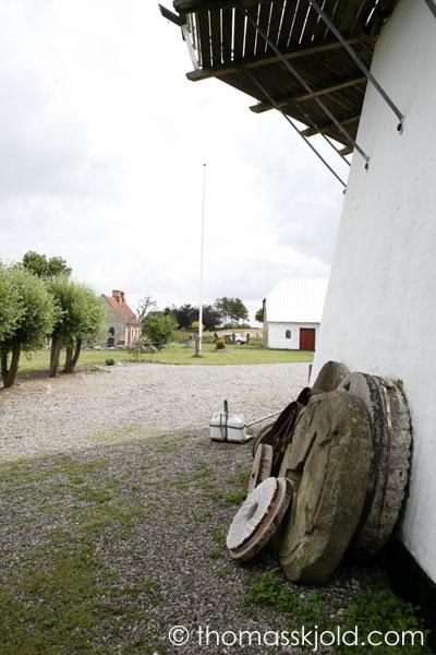 _MG_6200.jpg - Brugte møllesten står lænet op af undermøllen.