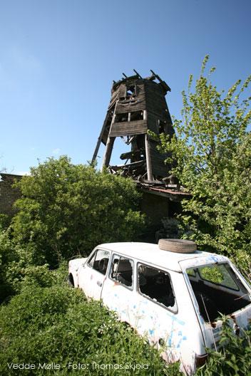 IMG_2178.jpg - Den nærmest ruinøse mølle har fået selskab af et bilvrag.