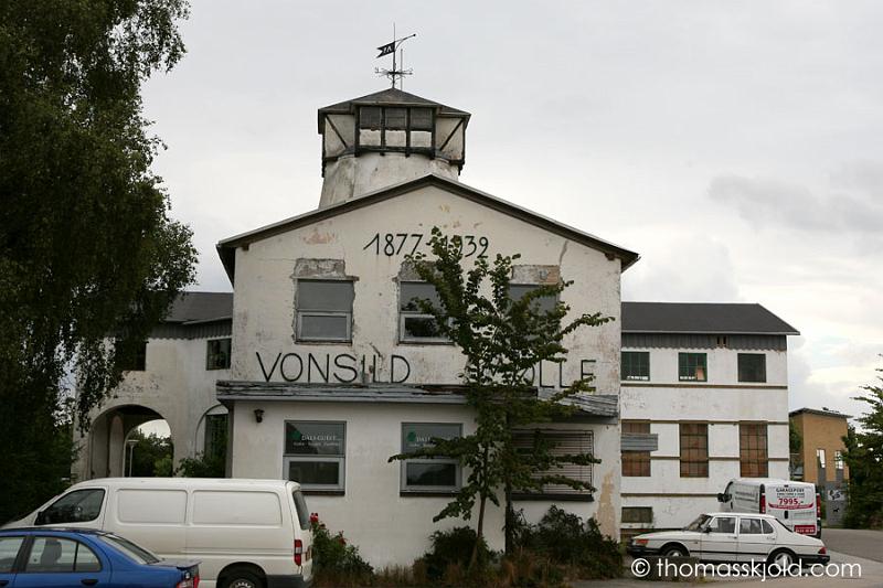 IMG_5059.jpg - Vonsild Mølle er opført 1877 som kornmølle, men der blev også drevet korn- og foderstofhandel. Møllen bændte i 1932, og blev derefter indrettet som motormølle. Senere blev den anvendt som lagerrum.
